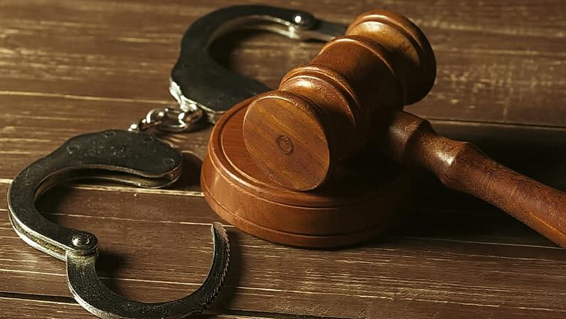 STJ reduz de 55 para 33 anos pena de policial condenado por extorsões no RJ.