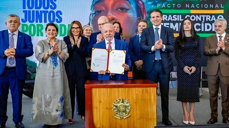Lula assina decretos e amplia responsabilidade de plataformas digitais e segurança digital.
