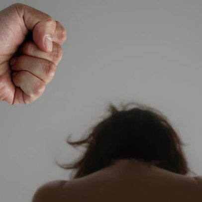 Justa causa mantida a empregado que agrediu esposa em moradia da empresa