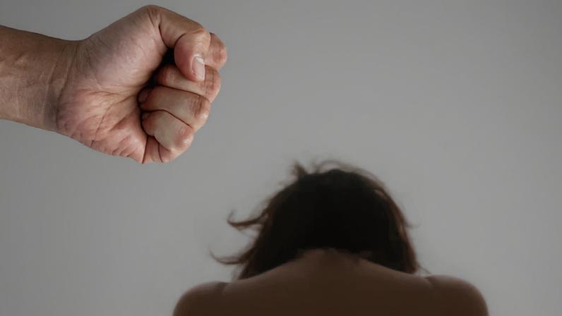 TRT-18 mantém justa causa de trabalhador que agrediu a esposa dentro da residência cedida pela empresa.