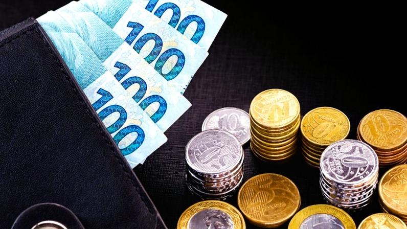 Renúncia de bancária em ação coletiva não afeta honorários de advogados do sindicato, decide TST.