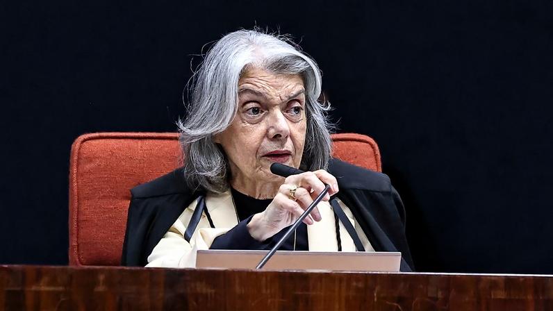 Ministra Cármen Lúcia votou para derrubar mudanças na lei da ficha limpa.