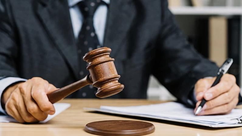 Juiz anula citação por edital e extingue ação penal por crime tributário ao reconhecer prescrição.