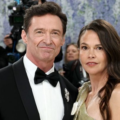 Hugh Jackman comparece à Met Gala 2026 ao lado de Sutton Foster