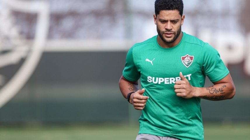 Hulk corre no gramado do CT Carlos Castilho nesta terça — Foto: Fluminense