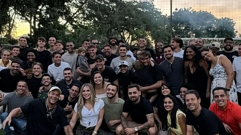 Hulk faz uma festa para se despedir dos amigos do Atlético