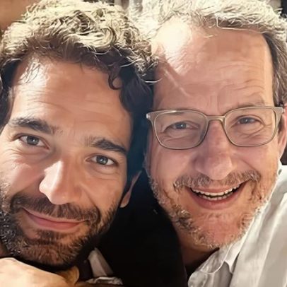 Humberto Carrão posa ao lado do irmão em foto rara
