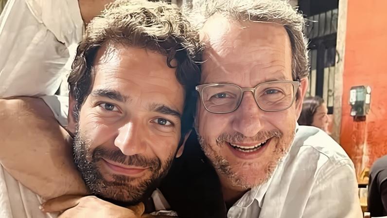 Humberto Carrão posa em foto rara ao lado do irmão