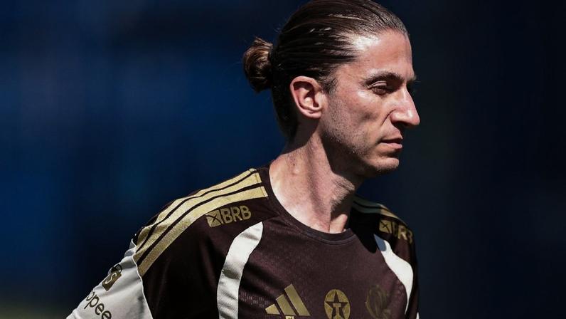 Filipe Luís durante treino do Flamengo, em Buenos Aires