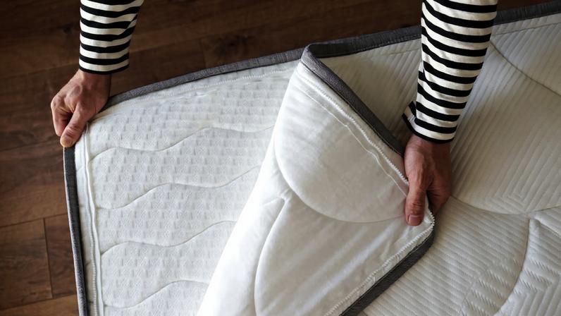 Como limpar um topper de colchão em casa, segundo especialista