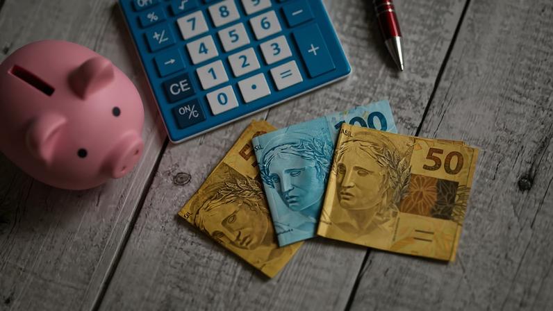 As condições de renegociação variam conforme o perfil do estudante e o tempo de atraso no pagamento.