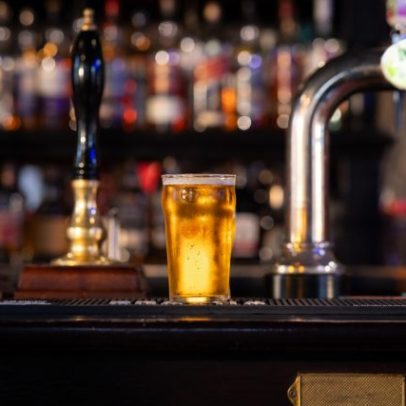 Dois pubs fecham por dia no Reino Unido, apesar de alívio tributário