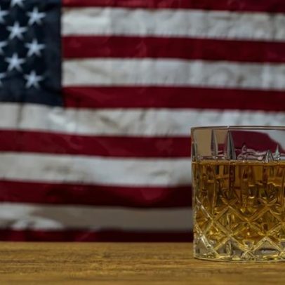 Volumes de álcool nos EUA caem 5% em 2025, diz IWSR