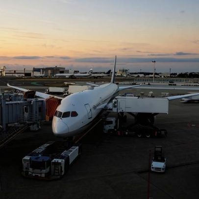 Voo da Japan Airlines é atrasado após comissário de bordo testar positivo para álcool