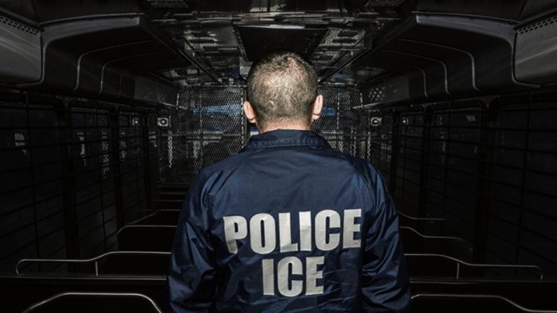 Desde julho de 2025, ações coordenadas pelo ICE colocam imigrantes em aviões e os enviam para nações com as quais não possuem nenhuma conexão