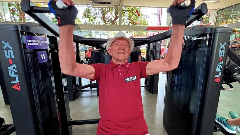Idoso de 102 anos treina quase todo dia e atribui longevidade ao exercício