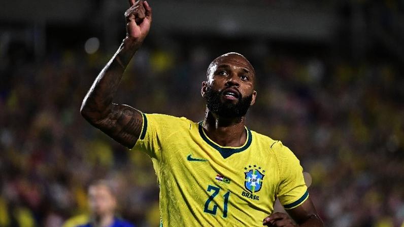 Igor Thiago comemora o segundo da seleção na vitória contra a Croácia