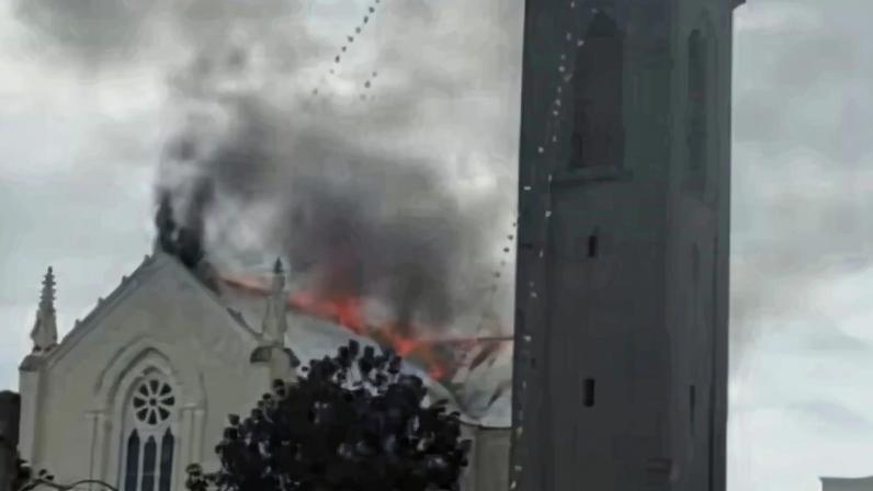 Foto colorida de igreja pegando fogo - Metrópoles