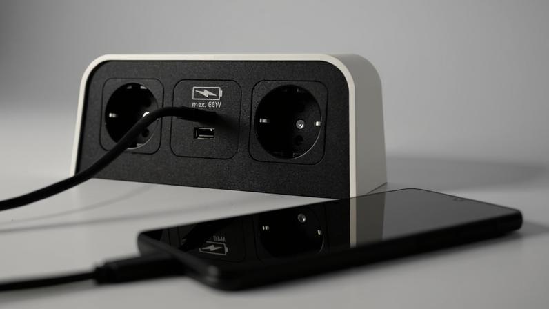 Estações de carregamento USB modificadas podem roubar dados assim que o dispositivo é conectado (Imagem: Mike Winkler/Unsplash)
