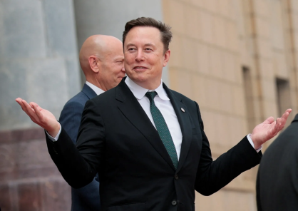 Elon Musk gesticula ao sair após participar de uma cerimônia de boas-vindas ao presidente Donald Trump com o presidente chinês Xi Jinping no Grande Salão do Povo em Pequim, China, na quinta-feira