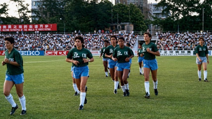China. FOTO DE ARQUIVO - Jogadoras da primeira seleção brasileira no aquecimento em 1988. Foto: Acervo Museu do Futebol/Divulgação