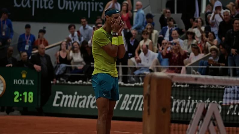 A emoção do espanhol Rafael Nadal ao vencer, em 2022, em Roland Garros, seu 22º Grand Slam
