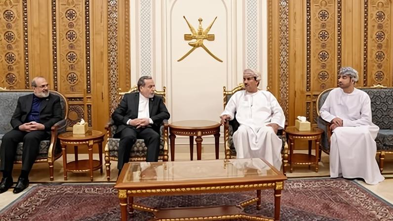 Nesta foto divulgada no sábado (25), o ministro das Relações Exteriores do Irã, Abbas Araqchi, está reunido com o diplomata sênior de Omã, Najib Bin Yahya Al Balushi, e outros funcionários, em Muscat, Omã