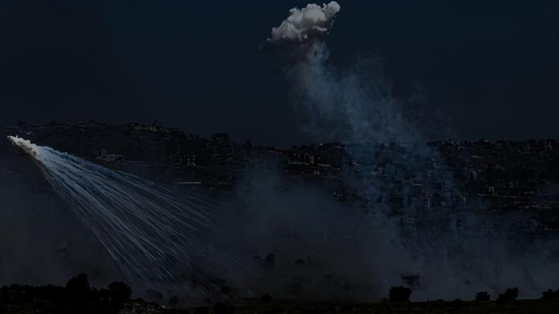 Uma explosão do que parece ser fósforo branco, disparado pelas Forças de Defesa de Israel (IDF) no lado libanês da fronteira entre Israel e Líbano, vista do lado israelense da fronteira na quinta-feira