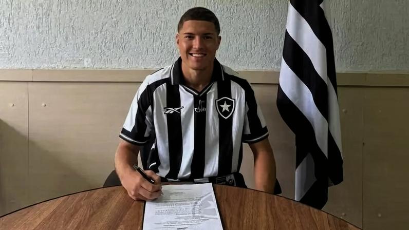 Rogerinho assinou seu primeiro contrato profissional com o Botafogo (Foto: Reprodução)