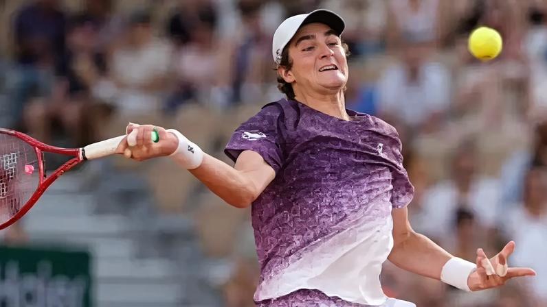 João Fonseca na vitória na estreia em Roland Garros (Reprodução)