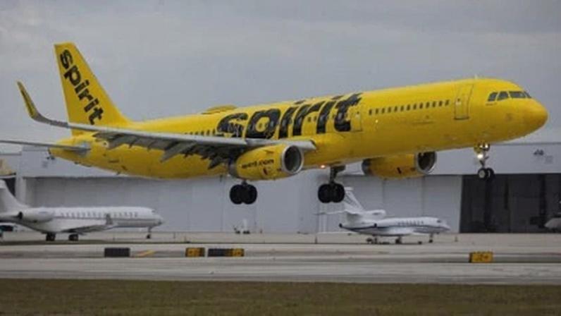 Um voo da Spirit Airlines chega a Fort Lauderdale, Flórida, em 23 de abril. A companhia aérea de baixo custo deve anunciar a suspensão de todos os seus voos a partir das 3h da manhã (horário do leste dos EUA) de sábado.