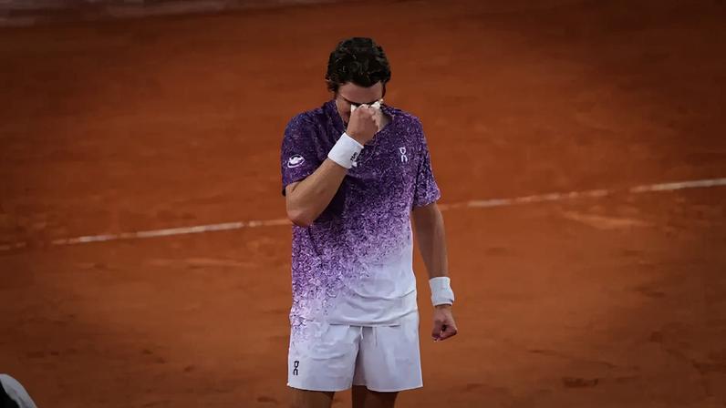A emoção de João Fonseca com a vitória na segunda rodada em Roland Garros (Foto: Loic Wacziak / FFT)