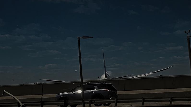 Uma imagem estática extraída de um vídeo mostra um Boeing 767 da United Airlines pousando no Aeroporto Internacional Newark Liberty depois de aparentemente danificar um poste de iluminação e um caminhão.