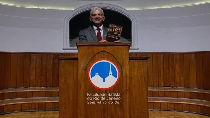 Dr. Gilberto Garcia no Lançamento do Livro: ‘DIREITO RELIGIOSO: O Exercício da Fé sob o Crivo da Lei e da Jurisprudência’ no Seminário Teológico Batista do Sul do Brasil/FABERJ - Faculdade Batista do Estado do Rio de Janeiro. (Foto: Cortesia/Gilberto Garcia)
