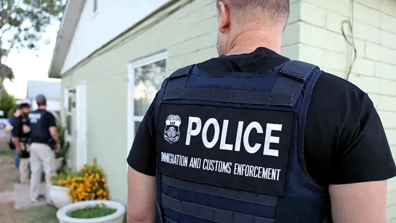 Agentes do Serviço de Imigração e Alfândega (ICE, sigla em Inglês) tentando deportar um imigrante ilegal sem documentos. (Foto: ICE)