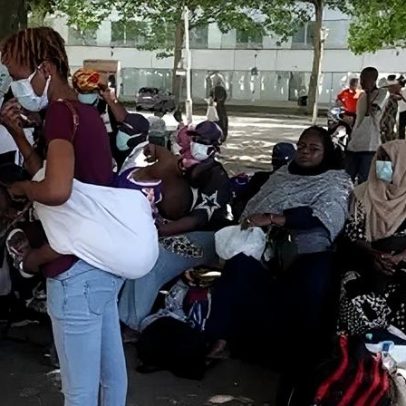 Moradores em situação de rua em Paris exigem abrigo por calor recorde