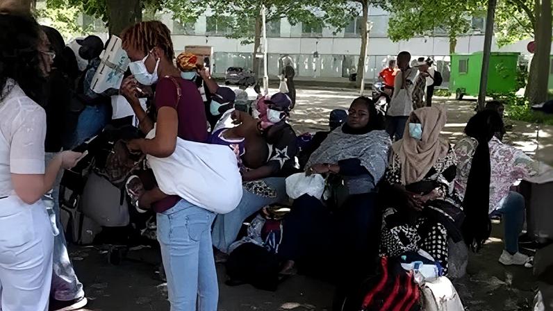 Pessoas em situação de rua em Paris pedem abrigo e proteção em meio a calor recorde