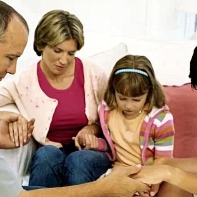 Menos de um terço dos pais oram com os filhos com frequência, aponta pesquisa