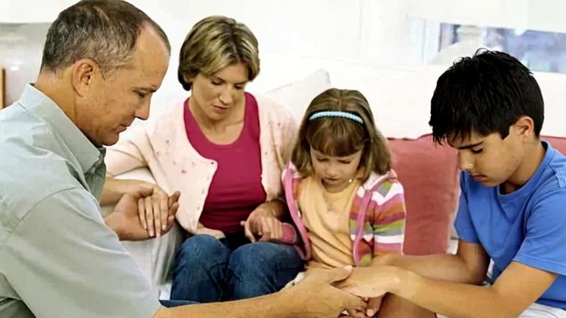 Menos de um terço dos pais oram com os filhos com frequência, aponta pesquisa