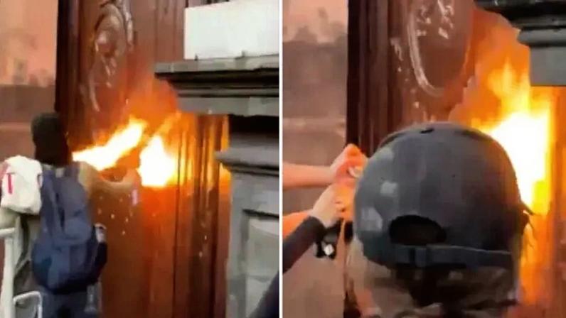 Vândalos tentam atear fogo à porta de igreja em Querétaro. (Captura de tela/Instagram/eltoro.tv)