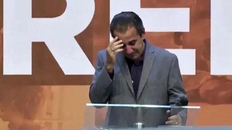 Silas Malafaia de cabeça baixa em sua igreja (Foto: Reprodução)