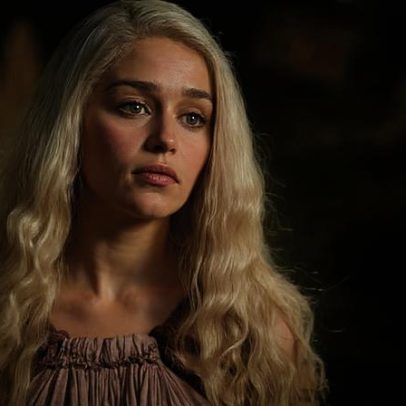 Emilia Clarke revela salários de mais de R$ 1,5 milhão por episódio em GOT