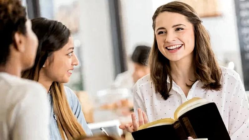 Cristã evangelizando no trabalho (imagem ilustrativa)