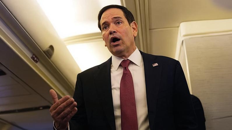 O secretário de Estado dos EUA, Marco Rubio, fala com repórteres em seu avião no Aeroporto Internacional de Jaipur, na Índia, nesta terça-feira (26)