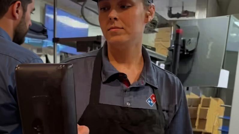 Vídeo gravado em uma unidade da Domino’s viralizou após clientes exigirem reembolso por pizzas já consumidas e dividiu opiniões nas redes sociais — Foto: Reprodução/ X