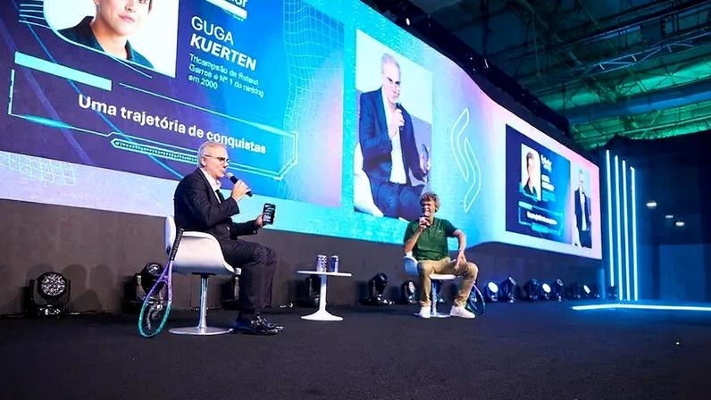 Gustavo Kuerten participa de painel no Senior Experience 2026, evento que reúne lideranças para debater inovação, IA e gestão empresarial. (Foto: Divulgação)