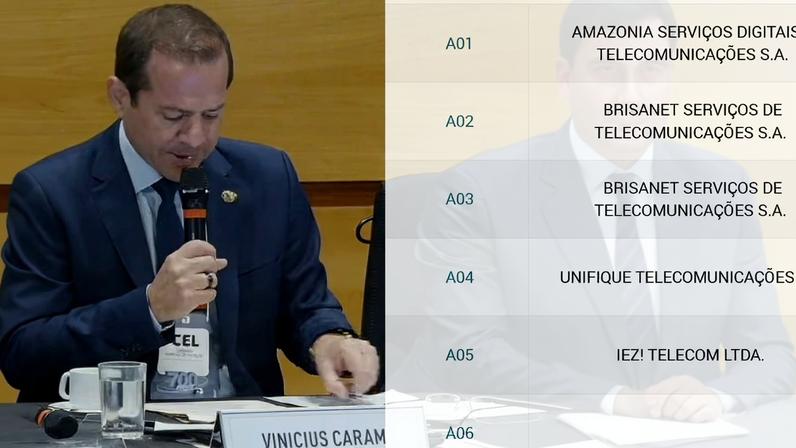 Vinicius Caram, da Anatel, apresenta o resultado do leilão (imagem: reprodução)