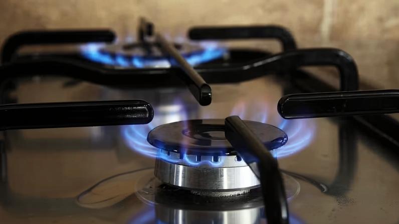 As partículas do gás liquefeito de petróleo (GLP), conhecido como “gás de cozinha”, formam uma nuvem potencialmente inflamável, que leva à formação da chama com a descarga elétrica decorrente da eletrização por atrito — Foto: PxHere
