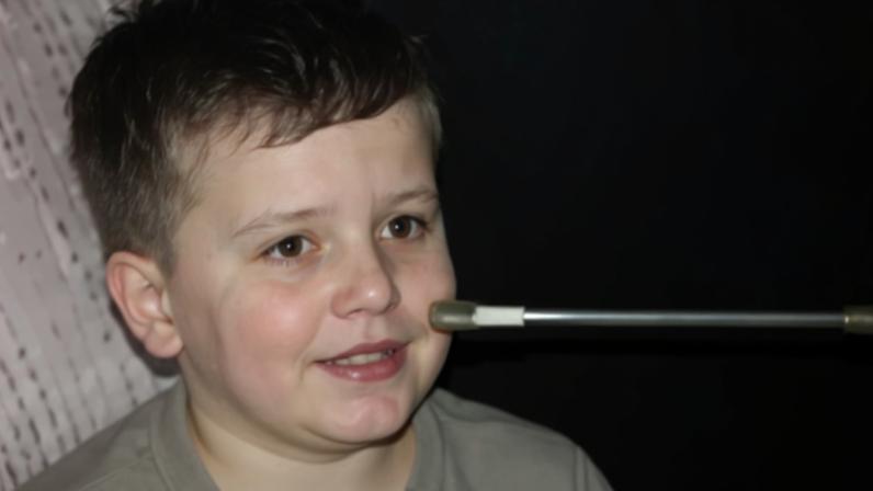Uma criança pequena exposta à couve no útero e um bebê à cenoura. Ambos reagem alegremente (acima) ao cheiro do vegetal que receberam antes do nascimento, mas (abaixo) com repulsa ao vegetal ao qual não foram expostos — Foto: Universidade de Durham