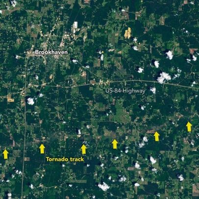Tornado deixa destruição nos EUA; imagem de satélite mostra danos